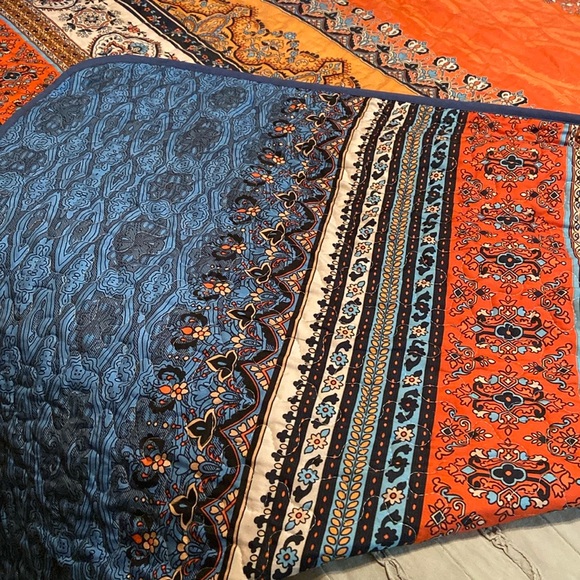 Queen Size Bedspread with Shams. - Picture 9 of 10